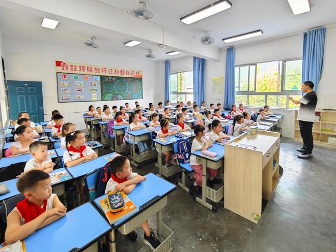 近乎腰斩！2026秋季，小学入学人数明显下滑