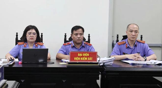 天空体育:曼联正运作签下纽卡21岁后卫霍尔,视为卢克·肖长期替代者