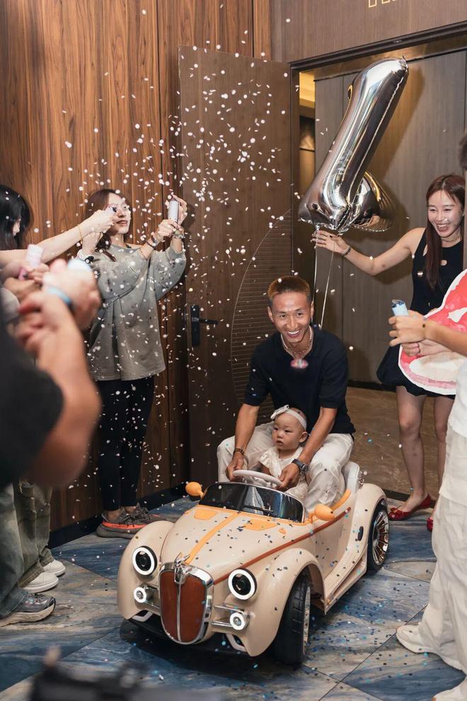 【动力图】世界杯激战正酣，民间草根球队也不闲着，水庆霞谢晖现场加油