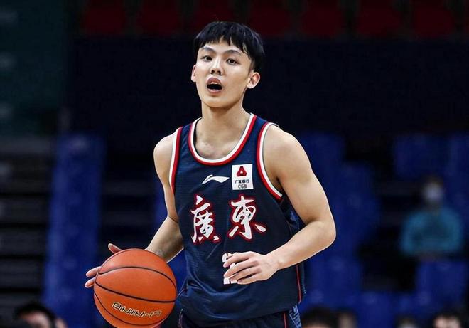 贺希宁晒合影庆祝男篮胜利，胡明轩评论：乐邦詹士先生