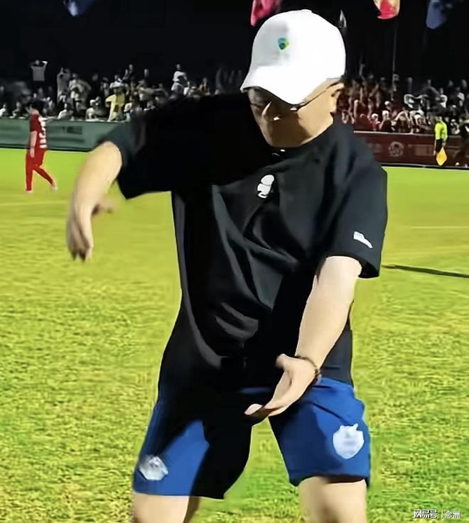 董路怒了！黑脸+爆粗怼记者 宣布喜讯：中国乳业巨头赞助足球小将