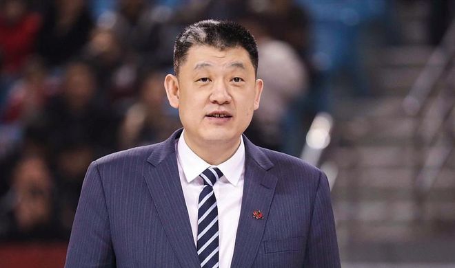 被介绍为“中国知名歌手”后，周杰伦微微点头，并将视频转到社交平台点赞；台民进党支持者破防