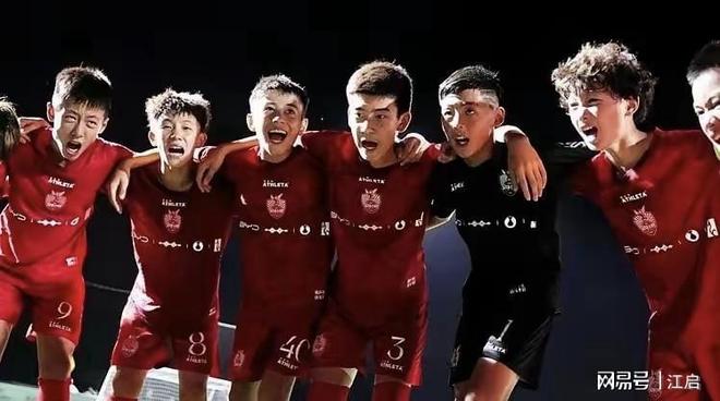 戴伟浚晒与韦世豪合影：跟豪哥换球衣，追星成功