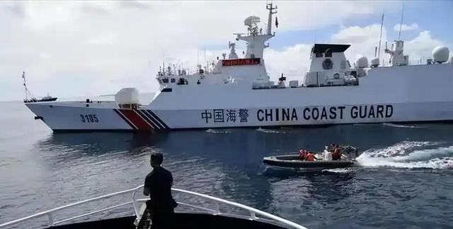 莱昂纳德正式亮相猛龙！与主帅微笑交流：愿倾尽全力帮巴恩斯争冠