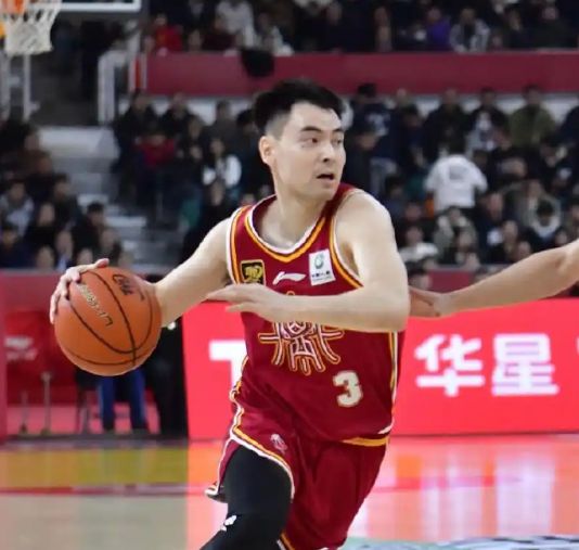 时隔486天男篮首秀演砸！杨瀚森仅7+8各种丢篮板 腹肌成唯一亮点