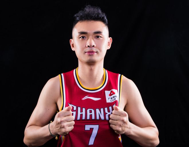 曝洛夫顿不服管理，上海队既不想续约，也不愿让他加盟其他球队